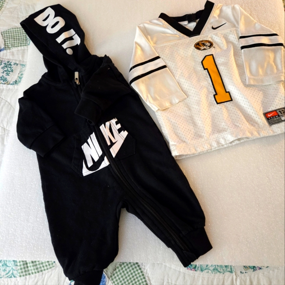 Infants Nike black one piece and a matching Nike logo..